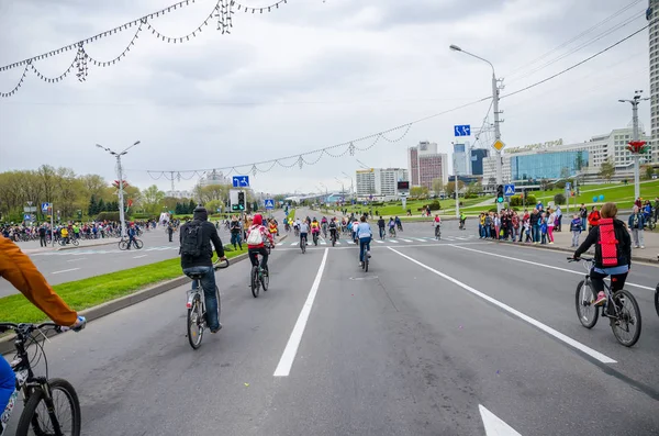 Belarus, Minsk - 30 Nisan 2016: Minsk merkezi sokaklarında yıllık bisiklet karnaval barındırılan 