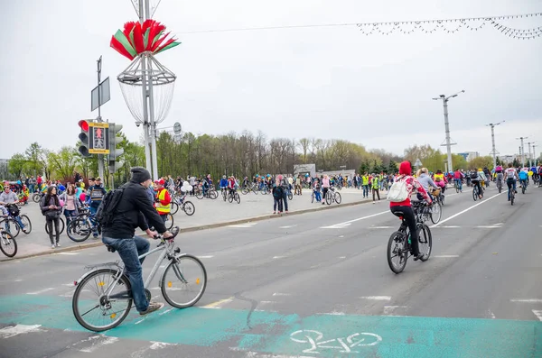 Belarus, Minsk - 30 Nisan 2016: Minsk merkezi sokaklarında yıllık bisiklet karnaval barındırılan 