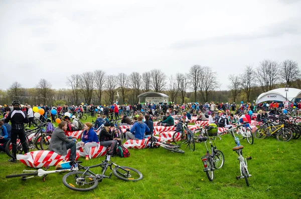 Belarus, Minsk - 30 Nisan 2016: Minsk merkezi sokaklarında yıllık bisiklet karnaval barındırılan 