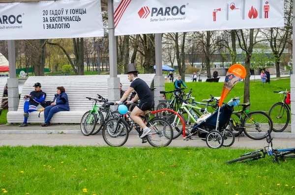 Belarus, Minsk - 30 Nisan 2016: Minsk merkezi sokaklarında yıllık bisiklet karnaval barındırılan 