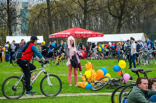 Belarus, Minsk - 30 Nisan 2016: Minsk merkezi sokaklarında yıllık bisiklet karnaval barındırılan 