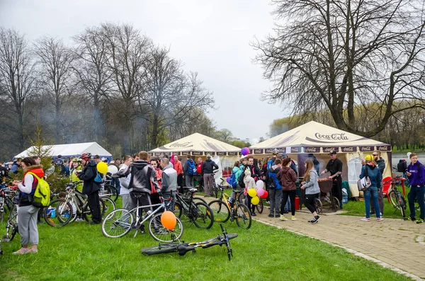 Belarus, Minsk - 30 Nisan 2016: Minsk merkezi sokaklarında yıllık bisiklet karnaval barındırılan 