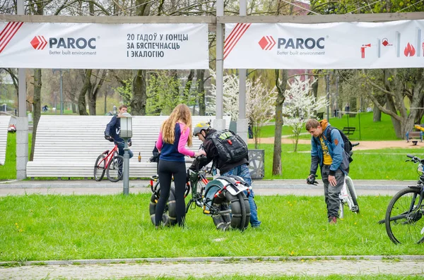 Belarus, Minsk - 30 Nisan 2016: Minsk merkezi sokaklarında yıllık bisiklet karnaval barındırılan 