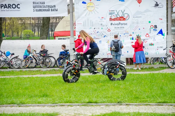 Belarus, Minsk - 30 Nisan 2016: Minsk merkezi sokaklarında yıllık bisiklet karnaval barındırılan 