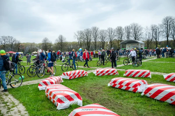 Belarus, Minsk - 30 Nisan 2016: Minsk merkezi sokaklarında yıllık bisiklet karnaval barındırılan 