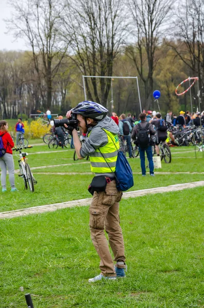 Belarus, Minsk - 30 Nisan 2016: Minsk merkezi sokaklarında yıllık bisiklet karnaval barındırılan 