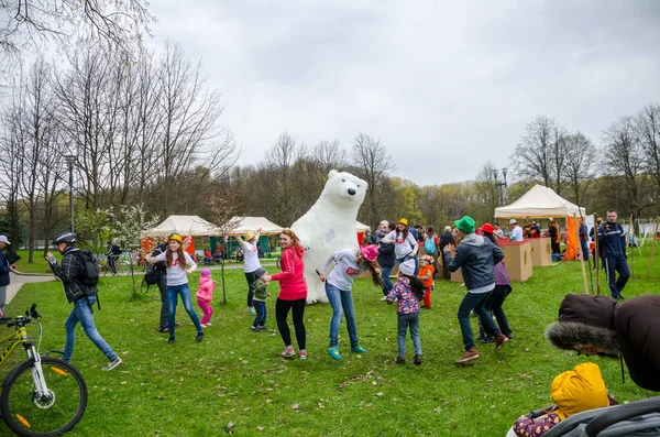 Belarus, Minsk - 30 Nisan 2016: Minsk merkezi sokaklarında yıllık bisiklet karnaval barındırılan 