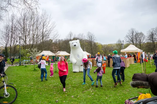 Belarus, Minsk - 30 Nisan 2016: Minsk merkezi sokaklarında yıllık bisiklet karnaval barındırılan 