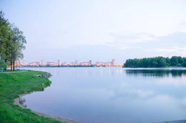 Panoramik parlak şehir ve nehir yansıma 