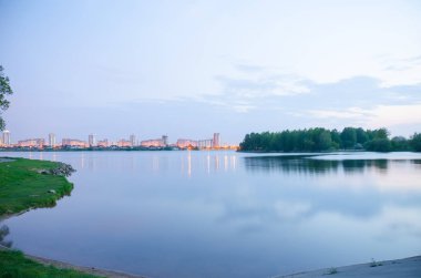 Panoramik parlak şehir ve nehir yansıma 