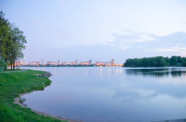 Panoramik parlak şehir ve nehir yansıma 
