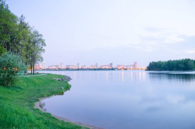 Panoramik parlak şehir ve nehir yansıma 