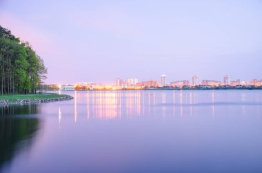Panoramik parlak şehir ve nehir yansıma 
