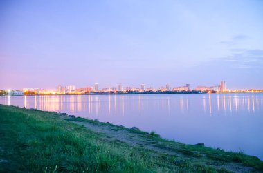 Panoramik parlak şehir ve nehir yansıma 