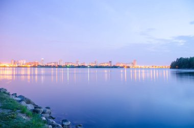 Panoramik parlak şehir ve nehir yansıma 