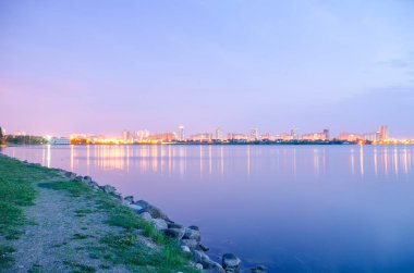 Panoramik parlak şehir ve nehir yansıma 