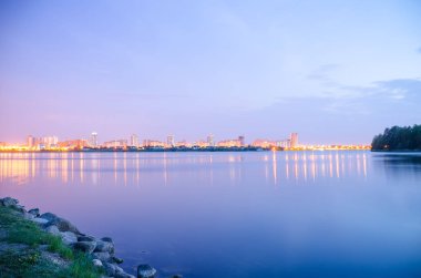 Panoramik parlak şehir ve nehir yansıma 