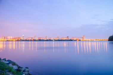 Panoramik parlak şehir ve nehir yansıma 