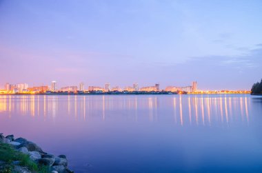 Panoramik parlak şehir ve nehir yansıma 