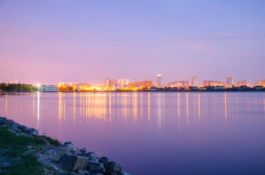 Panoramik parlak şehir ve nehir yansıma 