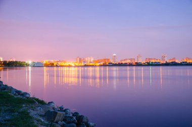 Panoramik parlak şehir ve nehir yansıma 