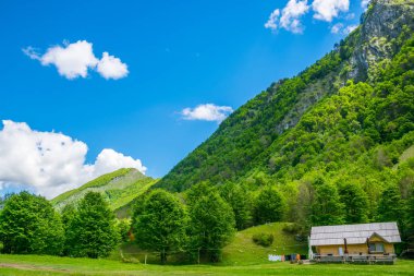 küçük evde yüksek dağlar.