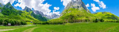 Büyük dağlar arasında geniş pitoresk meadows