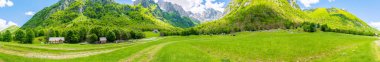 Büyük dağlar arasında geniş pitoresk meadows