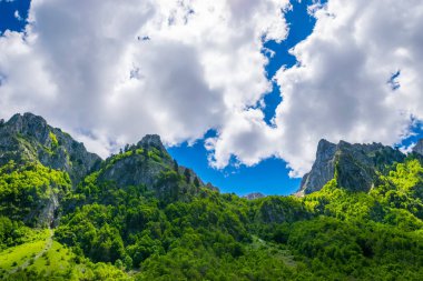 Yüksek Dağları'nın karlı zirveleri doğal görünümünü