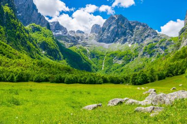 Toprak yol yüksek dağlar arasında pitoresk düz aracılığıyla doğal görünümünü