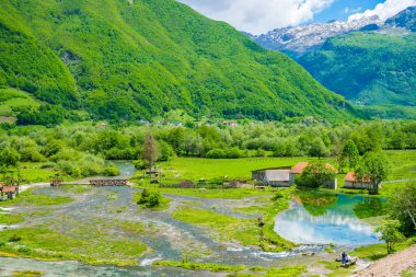 Karadağ, Gusinje - 29 Mayıs 2017: ünlü kaynaklarının Ali Paşa yakınındaki Prokletije dağlar