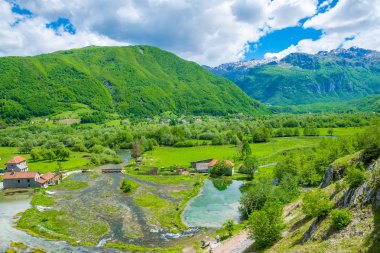 Karadağ, Gusinje - 29 Mayıs 2017: ünlü kaynaklarının Ali Paşa yakınındaki Prokletije dağlar