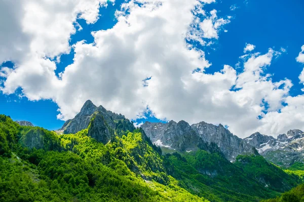 Malerischer Blick Auf Schneebedeckte Gipfel Des Hochgebirges — Stockfoto