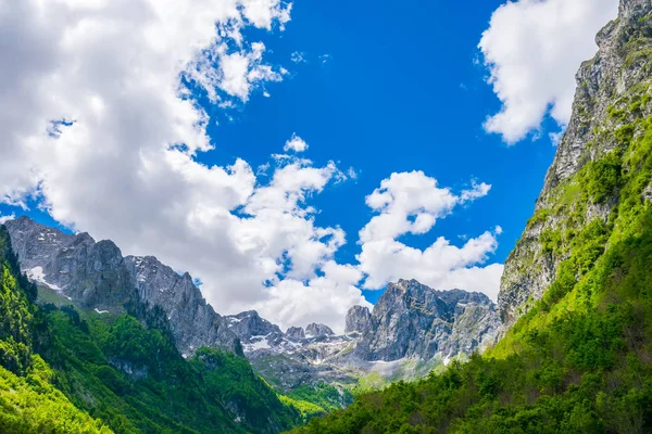 Vista Panorâmica Picos Cobertos Neve Altas Montanhas — Fotografia de Stock