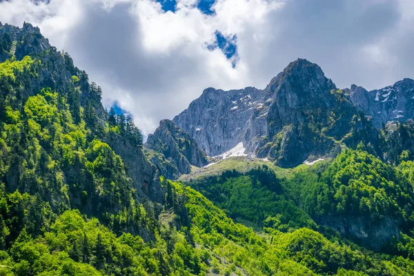 Malerischer Blick Auf Schneebedeckte Gipfel Des Hochgebirges — Stockfoto