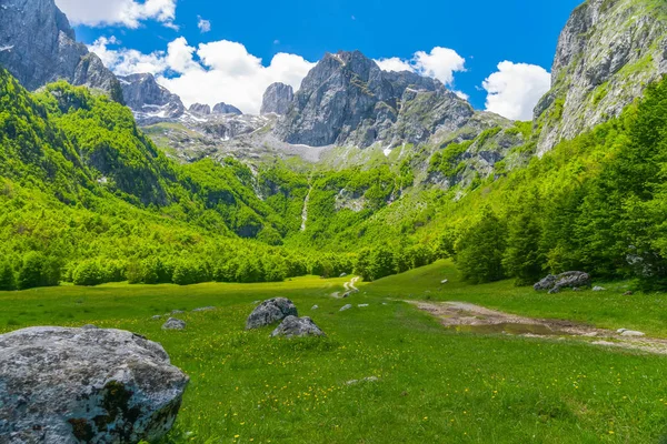 Vacker Utsikt Över Grusväg Genom Pittoreska Oformaterad Bland Höga Berg — Stockfoto