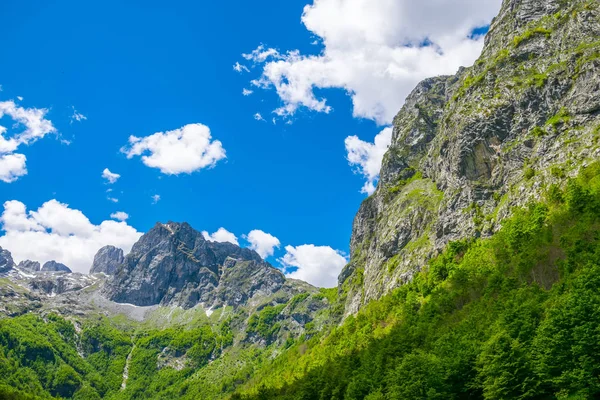 Vacker Utsikt Över Snöklädda Toppar Höga Berg — Stockfoto