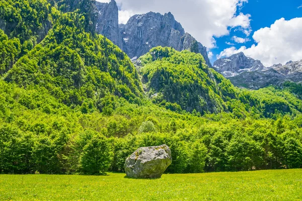 高山间风景如画的平原的土路景观 — 图库照片