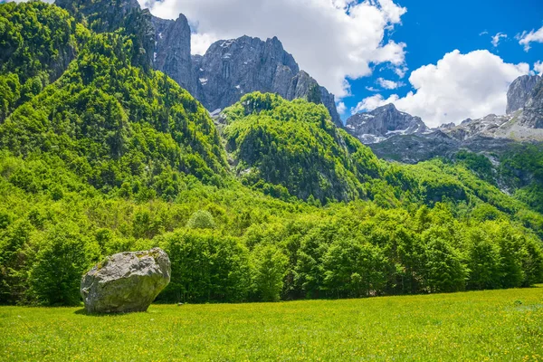 Vista Panorâmica Estrada Terra Através Planície Pitoresca Entre Altas Montanhas — Fotografia de Stock