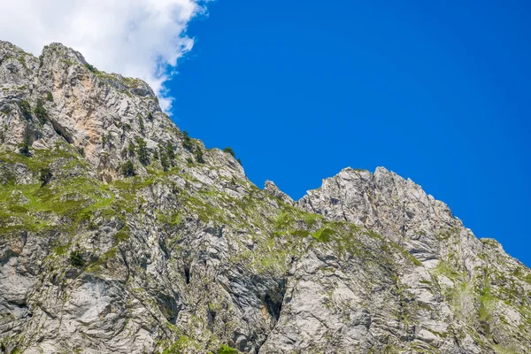 Malerischer Blick Auf Schneebedeckte Gipfel Des Hochgebirges — Stockfoto