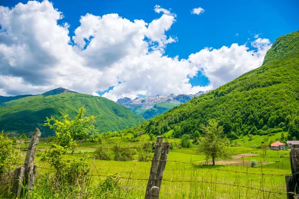 Pintoresco Valle Con Pequeño Pueblo Entre Montañas —  Fotos de Stock