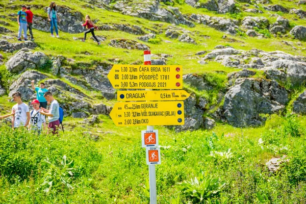 Monténégro Mai 2017 Les Touristes Explorent Diverses Routes Flanc Montagne — Photo