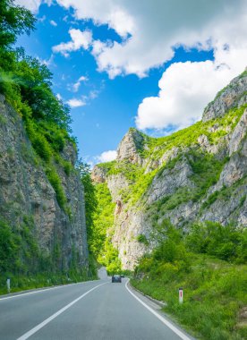 Karadağ - 29 Mayıs 2017: pitoresk yol geçtiği dağlar ve kanyonlar Karadağ