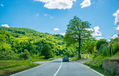 Karadağ - 29 Mayıs 2017: pitoresk yol geçtiği dağlar ve kanyonlar Karadağ
