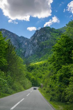 Karadağ - 29 Mayıs 2017: pitoresk yol geçtiği dağlar ve kanyonlar Karadağ