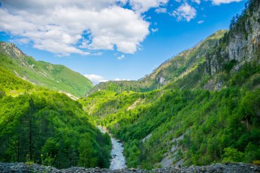 Karadağ - 29 Mayıs 2017: pitoresk yol geçtiği dağlar ve kanyonlar Karadağ