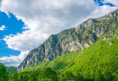 Karadağ - 29 Mayıs 2017: pitoresk yol geçtiği dağlar ve kanyonlar Karadağ