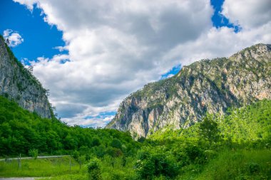 Karadağ - 29 Mayıs 2017: pitoresk yol geçtiği dağlar ve kanyonlar Karadağ