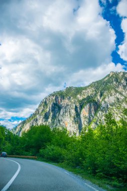 Karadağ - 29 Mayıs 2017: pitoresk yol geçtiği dağlar ve kanyonlar Karadağ