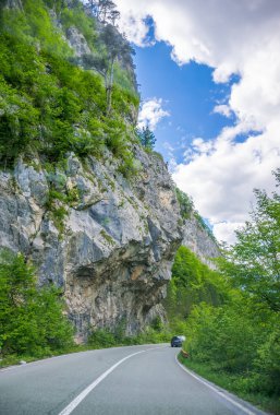 Karadağ - 29 Mayıs 2017: pitoresk yol geçtiği dağlar ve kanyonlar Karadağ